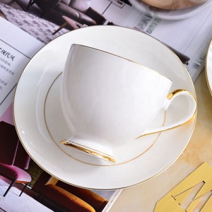 Bordo oro Bone China 200ml <span class=keywords><strong>tazze</strong></span> <span class=keywords><strong>da</strong></span> caffè e piattino <span class=keywords><strong>porcellana</strong></span> tazza <span class=keywords><strong>da</strong></span> tè piatto con il tuo logo - Product Image 3