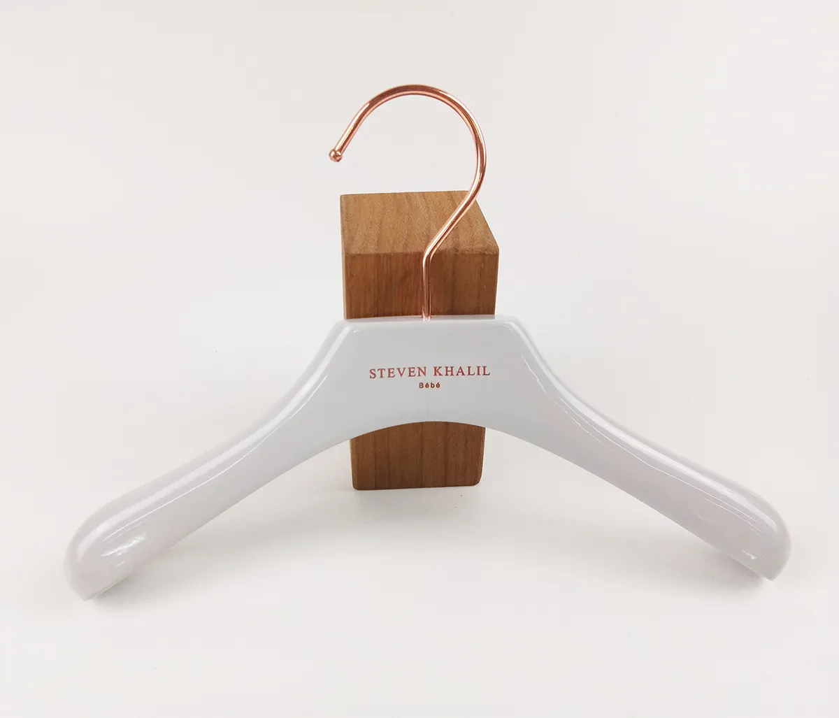 Qrwt — cintre en bois blanc, pour vêtements d'enfants, manteau personnalisé, avec clips, vente en gros, 2020