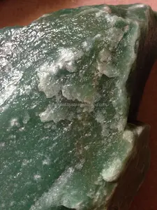 Натуральный грубый камень из зеленого кварца