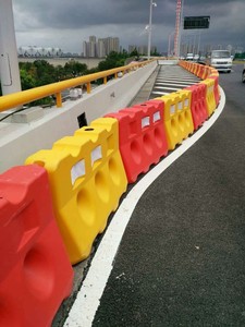 2025 nóng bán nhựa an toàn giao thông hàng rào đường an toàn đường bộ nhựa bãi đậu xe hàng rào an toàn nước hàng rào - Product Image 4