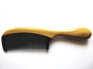 Fatti a mano No Static Nero Corno di Bufalo Pettine Dei Capelli con Legno Di Sandalo Verde Maniglia (Arrotondato)