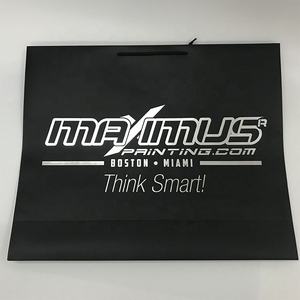 Promoción impresa personalizada de lujo <span class=keywords><strong>plata</strong></span> estampado en caliente logo <span class=keywords><strong>ropa</strong></span> regalo al por menor compras <span class=keywords><strong>ropa</strong></span> bolsa de papel negro con asa - Product Image 3