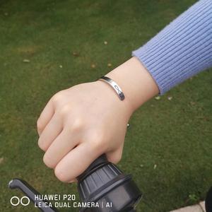 Personal isierte Alis <span class=keywords><strong>Volat</strong></span> Propriis Gravierte Silber Edelstahl Open Armreif Armband für Frauen - Product Image 5