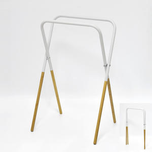 Toallero ajustable en forma de X de 2 tonos - Product Image 1