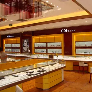 Gioielli di vetro negozio di contatori display con anelli d'oro contatore display