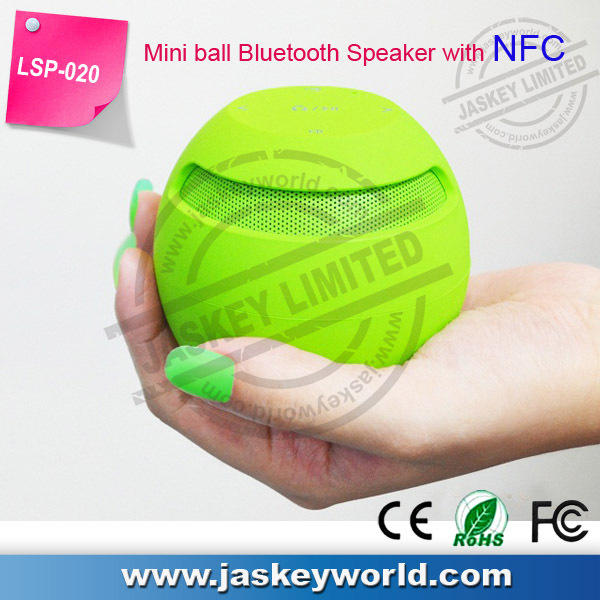 Boule colorée bluetooth. d'eau. président de danse
