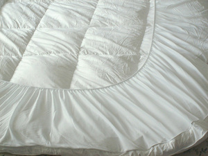 <span class=keywords><strong>Surmatelas</strong></span> en <span class=keywords><strong>duvet</strong></span> <span class=keywords><strong>de</strong></span> <span class=keywords><strong>canard</strong></span> blanc 60/40 <span class=keywords><strong>de</strong></span> luxe pour hôtel, <span class=keywords><strong>surmatelas</strong></span> à 2,5 soufflets avec housse ajustée - Product Image 4