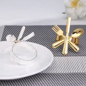 Boda hermosa placa de plata anillos de servilleta con un tenedor, cuchara y cuchillo