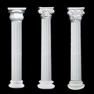 美しい大理石の古典的な中空のローマの柱
