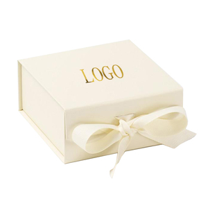 Scatola Regalo Magnetica di Lusso Personalizzata in Cartone Beige per Natale e Matrimoni, per Sapone Crema, con Chiusura a Nastro di Seta, Piccola - Product Image 1