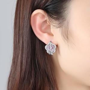 Aretes LUOTEEMI con Circonita Cúbica Rosa Pequeña en Forma <span class=keywords><strong>de</strong></span> Flor y <span class=keywords><strong>Mariposa</strong></span> para Mujer - Product Image 3