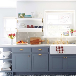 <span class=keywords><strong>Cuisine</strong></span> modulaire en bois massif bleu avec plan <span class=keywords><strong>de</strong></span> travail <span class=keywords><strong>blanc</strong></span> et îlot, design moderne - Product Image 4