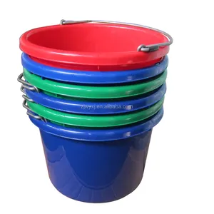 7.5L plastic feed buckets with steel handle