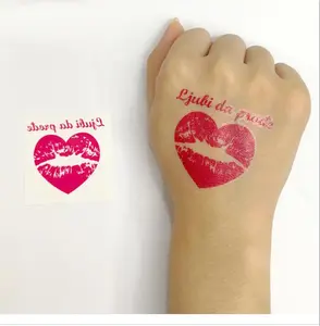 Stiker Tato Bibir Merah Cinta, Tongkat Tato Dipersonalisasi, Logo Kustom Transfer Air Stiker Tato Disesuaikan