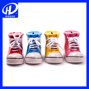 Alcancía de Cerámica Vintage Pintada a Mano con Forma de Zapatilla Deportiva - Product Image 4