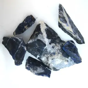 批发价格粗糙天然宝石蓝色方钠石愈合水晶石制作
