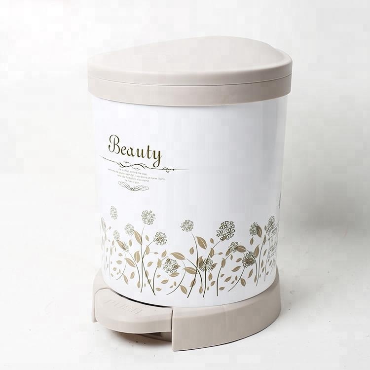 Бытовой пластиковый мусорный бак с педалью