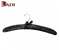 Vente en gros adulte éponge cintre froissé couleur satin tissu enveloppant épaissi antidérapant cintre robe cintre en bois