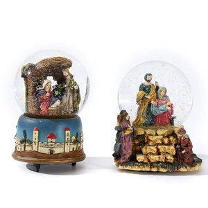 Caja Musical de Cuerda Personalizada con Cúpula de Cristal, Globo de Nieve Navideño con Nieve Artificial - Product Image 4