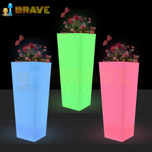 Grands pots <span class=keywords><strong>de</strong></span> fleurs décoratifs <span class=keywords><strong>de</strong></span> jardin illuminés par LED d'extérieur avec fleurs artificielles Jardinières en plastique PE - Product Image 3