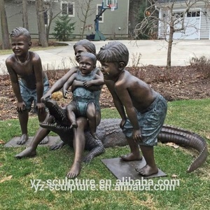 Statue de bronze d'un garçon nu et d'une sœur et d'un frère assis sur la plage, pour parc extérieur - Product Image 5