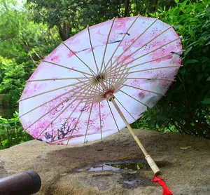 五颜六色的丝绸遮阳伞中国伞与竹柄跳舞