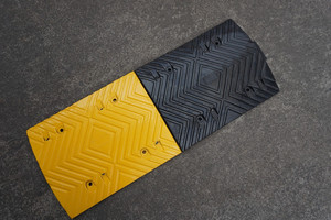 थोक कस्टम रोड पोर्टेबल बैरियर रबर स्पीड बम्प्स हैवी ड्यूटी डर्वे रबर स्पीड ब्रेकर - Product Image 6