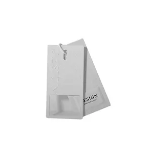 कस्टम मुद्रित लक्जरी फांसी टैग Embossing सफेद विशेष कागज के कपड़े फांसी टैग