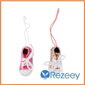 Diffuseur d'air moderne en forme de baskets de dessin animé, suspendu, parfum personnalisable, œuvre d'art, évaporation naturelle, matériau plastique, utilisation en voiture/à la maison - Product Image 4