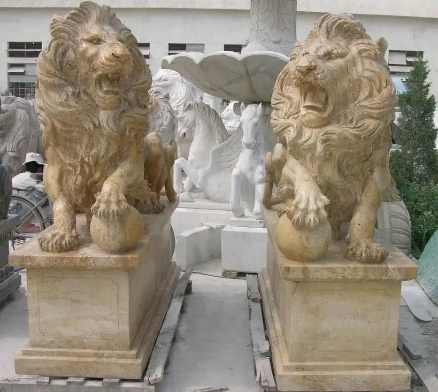 Estátua de leão de mármore ao ar livre