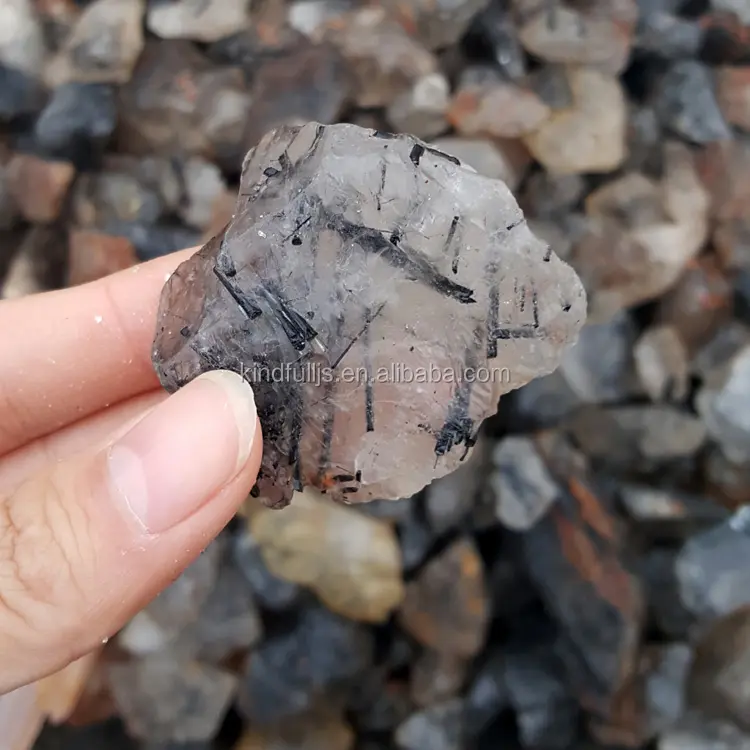 Pedra de cristal rutilizada de turmalina, minerais de quartzo da pedra duro preta