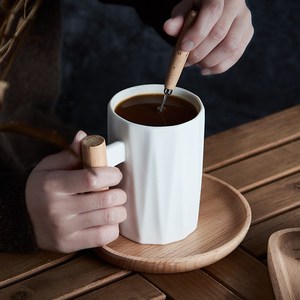 Bicchiere da viaggio a sublimazione bianco e nero da 380ml con confezione regalo tazza da caffè in ceramica opaca con coperchio in bambù con manico in legno