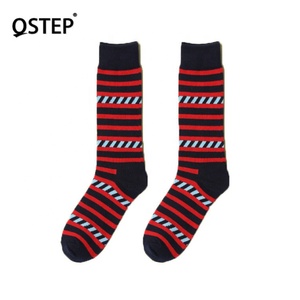 Venta al por mayor logotipo personalizado diseño cómodo transpirable redondo de algodón de la raya de la Navidad, Ginebra, chocolate, vino, si puede leer esto traer vino de feliz vestido Calcetines Hombre Calcetines de colores - Product Image 3