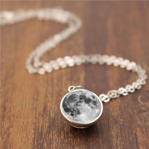 Collana Luna Piena Retrò, Collana Spaziale Artigianale con Doppio Lato a Forma di Pianeta - Product Image 2