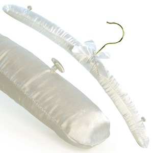 Cintre de vêtement élégant en satin blanc rembourré pour hôtel et garde-robe, idéal pour robes de mariée, hauts et costumes - Product Image 3