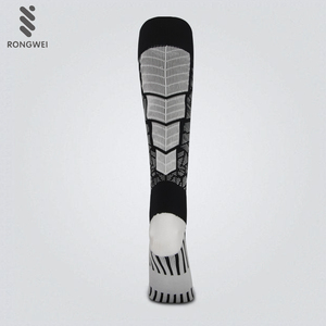 Salida de fábrica al por mayor antideslizante de fútbol de blanco y negro, calcetines de los hombres - Product Image 4