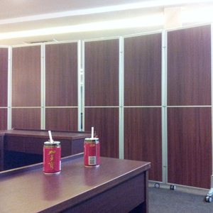 Pieghevole divisorio mobile per ufficio divisorio in alluminio per raddrizzare la partizione dello schermo <span class=keywords><strong>interno</strong></span> su ruote - Product Image 3