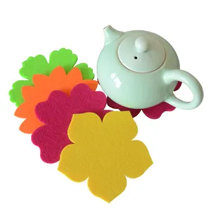 Natuurlijke hot keuken accessoires acryl set van 4 gemalen vilt bloemvorm placemats en onderzetters aangepaste logo met houder