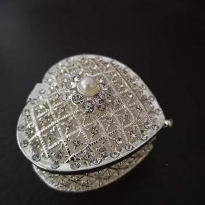 Crea il Tuo Logo Personalizzato: Scatola Portagioie a Forma di Cuore in Metallo Argentato con Perla per Matrimoni e Feste - Product Image 5