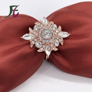 Anello Portatovagliolo in Cristallo con Strass Dorato Rosa di Alta Qualità Stile Antico - Product Image 4