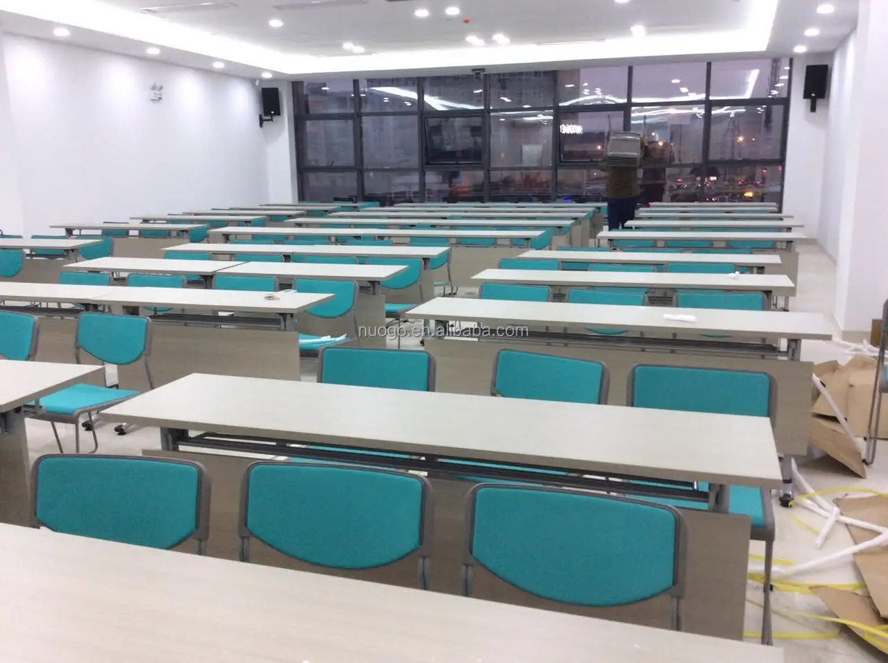เก้าอี้ประชุมพลาสติกวางซ้อนกันได้,โครงการห้องโถงนักเรียนแสงสะดวกสบายดีไซน์เรียบง่าย