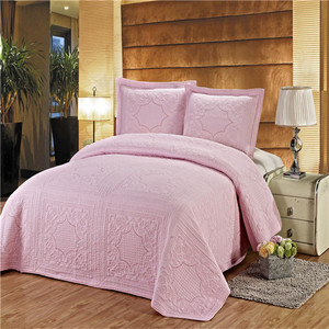Colcha de retazos con bordado rosa - Product Image 1