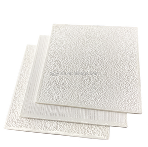 Azulejos de techo de PVC con aislamiento térmico ignífugo a prueba de agua, paneles de rejilla decorativos en China, superficie laminada hecha de plástico de <span class=keywords><strong>aluminio</strong></span> - Product Image 1