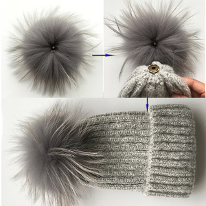 Vente en gros de pompons détachables en fourrure de renard pelucheux à encliqueter boule de fourrure de raton laveur pour bonnet, chapeaux, accessoires de vêtement en peau - Product Image 6
