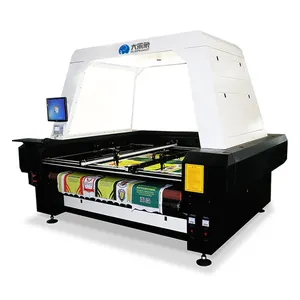 Ad alta velocità a basso costo di cnc CO2 300w laser macchina di taglio per i vestiti di abbigliamento sportivo