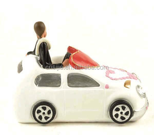 Novia y el novio en la boda del polyresin coche banco el dinero para los regalos - Product Image 2