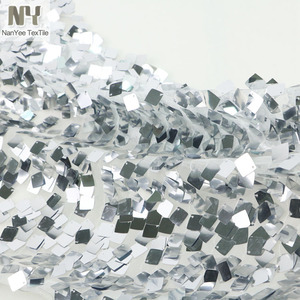 Nanyee tekstil düz parlak ayna gümüş kare pullu kumaş üzerinde beyaz örgü - Product Image 3