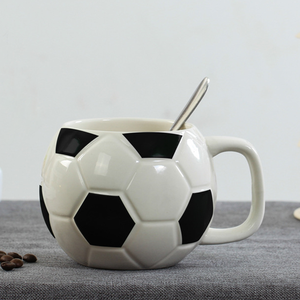 Mug à café en céramique en forme de ballon de football peint à la main sur mesure en gros pour la promotion - Product Image 2