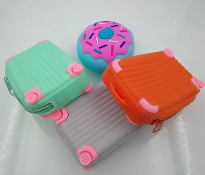 Fábrica al por mayor Color caramelo forma de equipaje diseño encantador lindo silicona multiusos bolsa monedero Mini cartera monedero