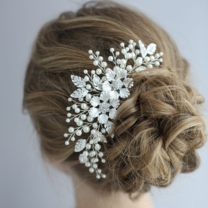 Accessoires de cheveux de mariée en métal en forme de feuille de fleur en gros, peigne latéral en perles pour femmes, bijoux de mariage faits à la main - Product Image 5